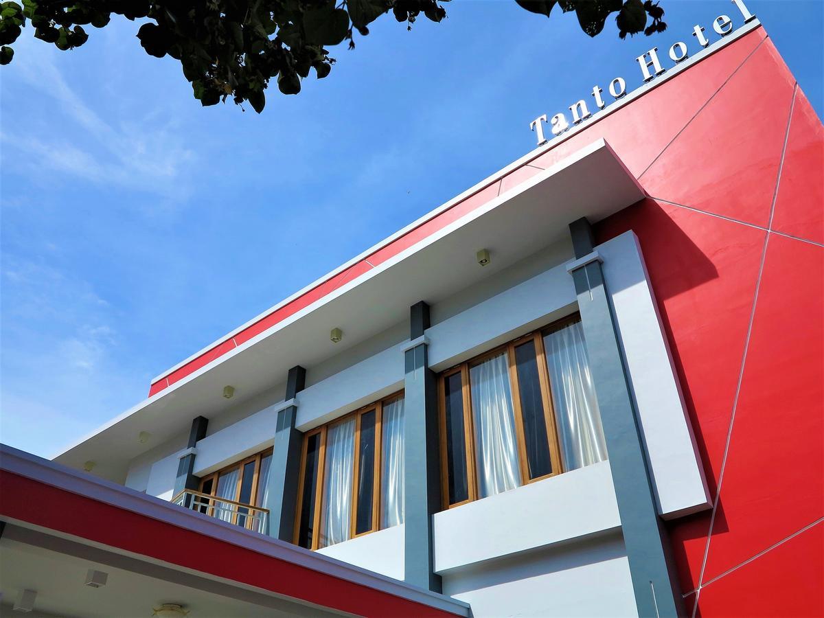 Tanto Hotel Waingapu Exterior foto