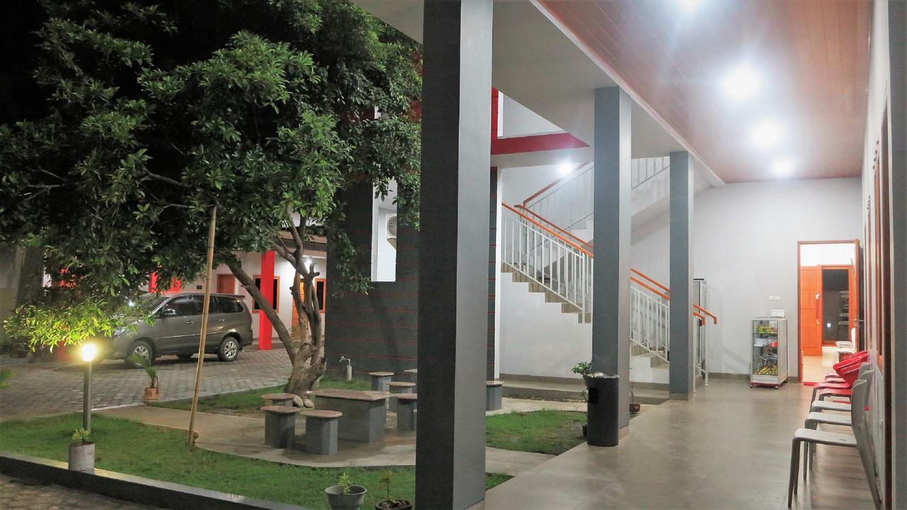 Tanto Hotel Waingapu Exterior foto